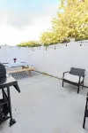 King Suite - Cozy Home Steps To Beach, Close to Restaurants, Shops & Pier