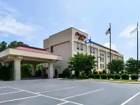 Hampton Inn by Hilton Petersburg Fort Lee - Parkplatz