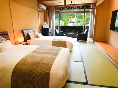 โรงแรม ยูฟุยิน ฟลอรัล วิลเลจ (YUFUIN FLORAL VILLAGE HOTEL) โรงแรมใกล้แอ่งยูฟุอิน