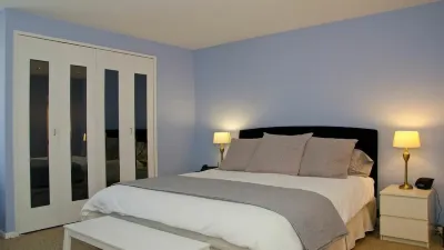 Bright & Stunning Condo with City Views/ Beverly Hills Elegance Meets la Vibe. Hotels in Beverley Hills