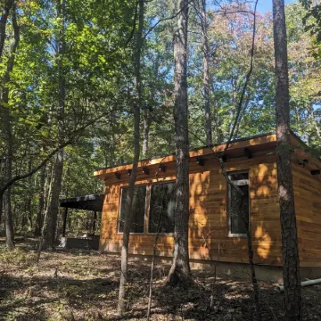 Modern Cloudland Cabin, 1.5 miles of private trails through 10 acres of woodland