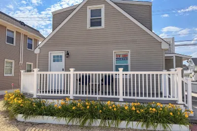 Beach Block Cottage w/ 2 Parking & Private Deck [1219] Casino Pier's Sky Ride附近的飯店
