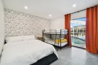 Waterfront 4-bedroom Pool house in fantastic Apollo Beach with AC, WiFi Hotels in Apollo Beach