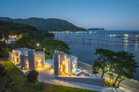 Geojedo Near and Dear Pension Отели рядом с достопримечательностью «Geoje Haegeumgang ("Mount Kumgang of the sea")»