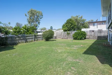 Fully renovated home, close to parks, river & beach Отели рядом с достопримечательностью «Heron Island Ferry Terminal»