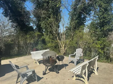 Cartersville/Lakepoint..family fun good food and very convenient!! Отели рядом с достопримечательностью «Riverside Day Use Area»