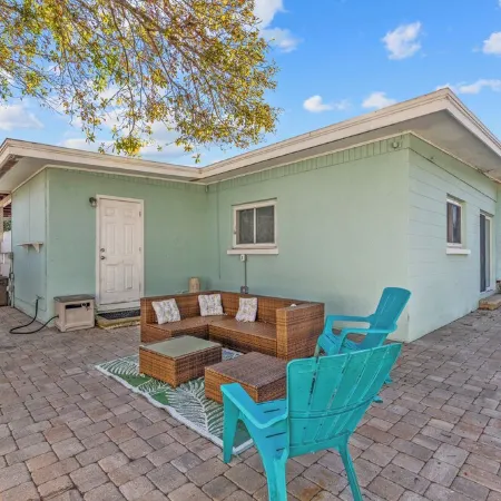 Lobster Louie's Inn - Cozy 2/1 Mins from Beaches. Fenced yard. Pet Friendly.