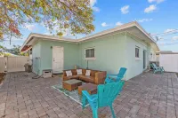 Lobster Louie's Inn - Cozy 2/1 Mins from Beaches. Fenced yard. Pet Friendly. Hotels in Whitfield