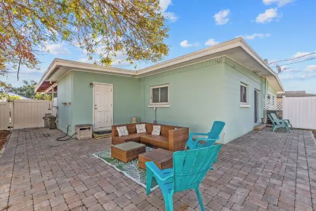 Lobster Louie's Inn - Cozy 2/1 Mins from Beaches. Fenced yard. Pet Friendly.