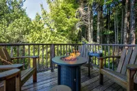 Seabrook Cabin- Private Hot Tub, Indoor & Outdoor Fires, 10 Min. Walk to Town