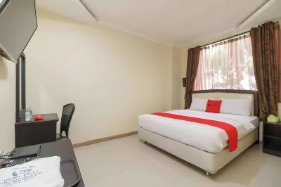 RedDoorz Near City Walk Lippo Cikarang Hotel dekat Lobby Utama Mall Lippo Cikarang