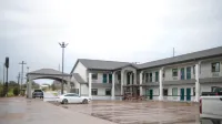 Days Inn & Suites by Wyndham Gonzales TX - parking