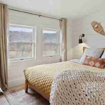 100% Restored Large Farmhouse in the Hub of Stowe with Soaking Tub Rooms