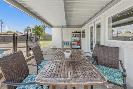 Cozy Sulphur Getaway, Pool & Basketball Court