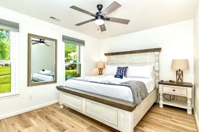 The Perky Pineapple; Quiet Ranch; 2 King Beds; Well Appointed; Centrally Located Hotels near Audio Advice