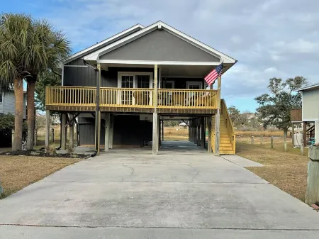 Charming 3-bedroom waterfront house in OKI just steps from public beach access