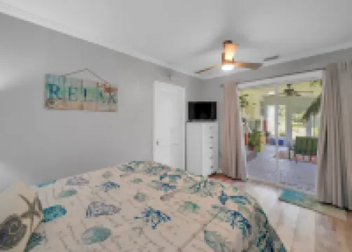 Cozy Suite w/ Private Pool minutes from Navarre Beach!