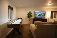 Hot tub & Arcade Full Lower Level Apartment