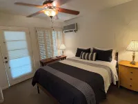 Room 7️⃣ in a charming boutique hotel, very private, by the pool in downtown PS 🌼
