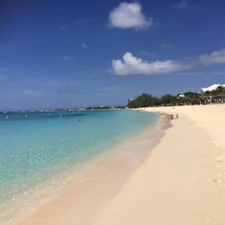 S4 BP Steps to Beach Free Upgrade Stay 30 OCT Отели рядом с достопримечательностью «Камана Бэй»