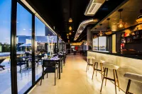 Five Hotel & Residences - bar