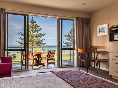 Pebble Beach Motor Inn