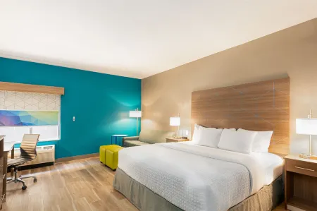 La Quinta Inn & Suites by Wyndham Shawnee Отели в г. Шони