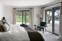 The Village Green Glampervans Hotel di Broadford