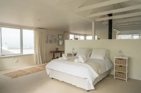 Chartfield Guesthouse Отели рядом с достопримечательностью «St James Beach, Kalk Bay»
