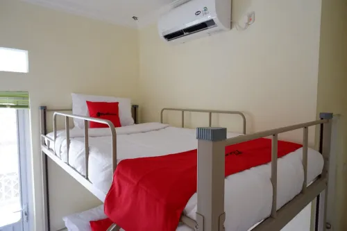 RedDoorz Hostel Near Kota Lama Semarang Hotels in East Semarang