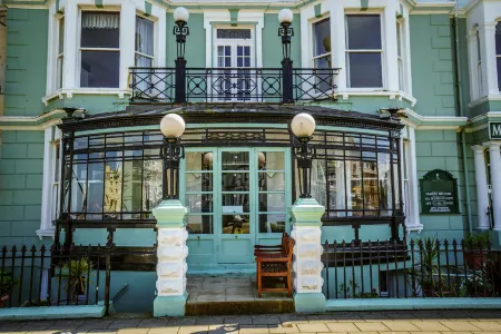 The Marlborough Hotel Отели рядом с достопримечательностью «Mostyn Street»