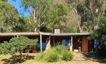 Rustic Country Lane Farmhouse in Lysterfield - Housity