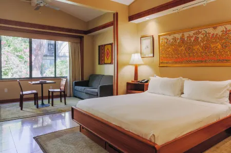 Dinah's Garden Hotel Отели рядом с достопримечательностью «The Museum of American Heritage»