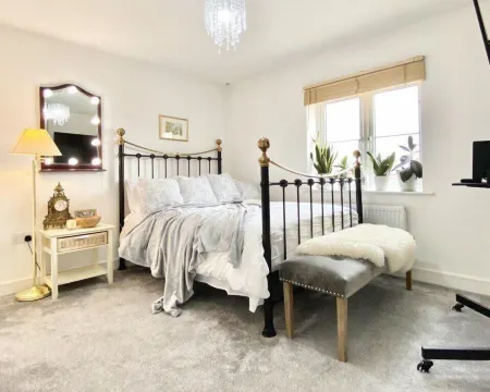 Impeccable 2 Bedroom House in Bicester Отели рядом с достопримечательностью «Парк Спайсболл Кантри»