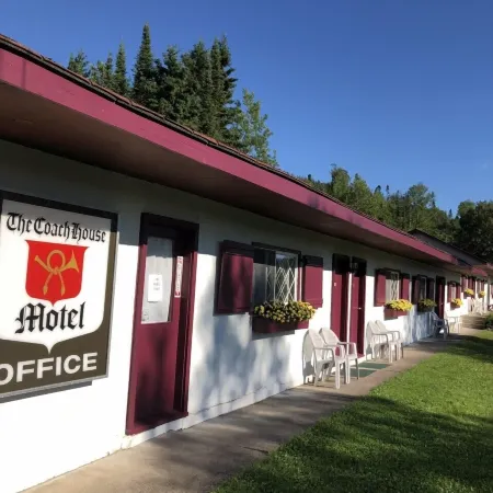 Coach House Motel 20 km East Terrace Bay