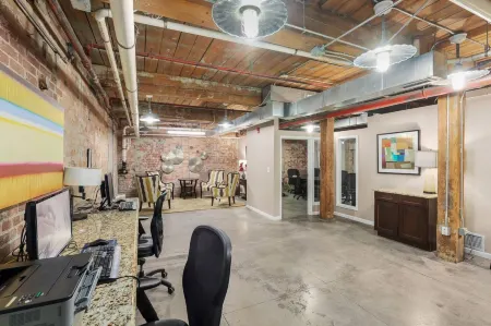 Loft Living in the Trendy Warehouse District Отели рядом с достопримечательностью «Дарем Перформинг Артс Сентер»