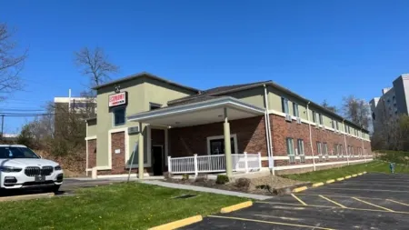 Economy Inn Pittsburgh Airport Отели рядом с достопримечательностью «Парк Саси Леттери Риверфронт»