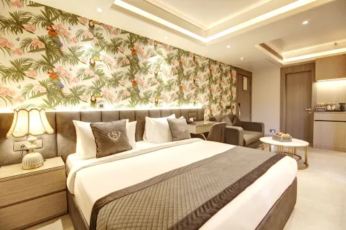 Via Seven Heaven Hotel a North West Delhi