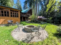 Glacier Creek Chalet- A spacious mountain retreat. Family and pet friendly.