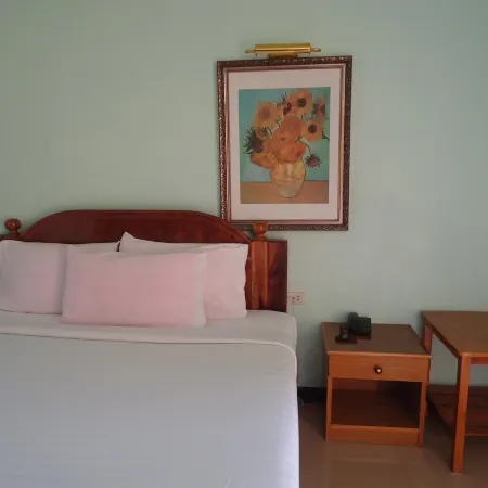 Phadaeng Hotel Отели рядом с достопримечательностью «Школа Narinukun»