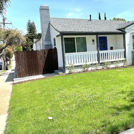 Modern clean relaxing gateway! Close to all LA fun!