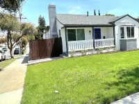 Modern clean relaxing gateway! Close to all LA fun!