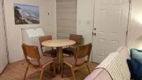 The Oasis: Guesthouse w/ Lush Shared Yard & Hot Tub- Great Location!