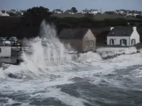 Chalet Overlooking Audierne Bay with Wooded Garden,