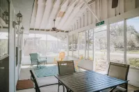 The Jeff - perfect location in Ocean Springs. Walk to downtown! Near the beach!