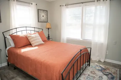 Newly Remodeled 3 Bdrm 2 Bath near Expo Sq, TU, and Downtown