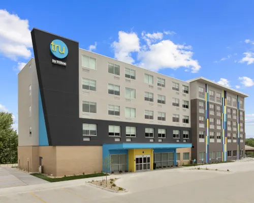 Tru by Hilton Lincoln East Hotels near Abel Stadium