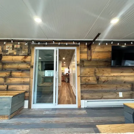 Premier, modern, fully renovated, Beach home...stroll to the beach in 3 minutes!