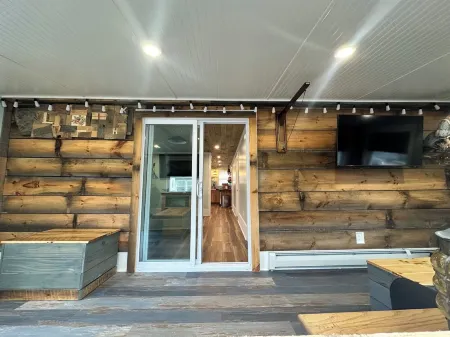 Premier, modern, fully renovated, Beach home...stroll to the beach in 3 minutes!