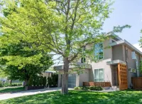 We are two artists who enjoy sharing our home to caring and curious guests! 丹佛大學附近的飯店